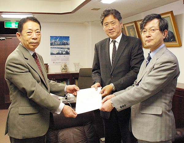 要請文を手渡す